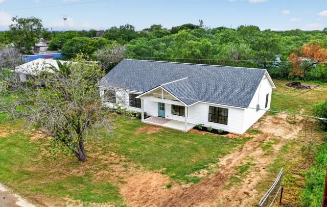 4-bedroom rental at 117 Cemetery Rd in Charlotte, TX — photo 3