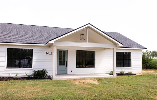 4-bedroom rental at 117 Cemetery Rd in Charlotte, TX — photo 4