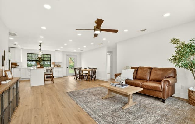 4-bedroom rental at 117 Cemetery Rd in Charlotte, TX — photo 5
