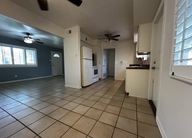2-bedroom rental at 121 W Silver Sands Dr Unit 121 in San Antonio, TX — photo 3