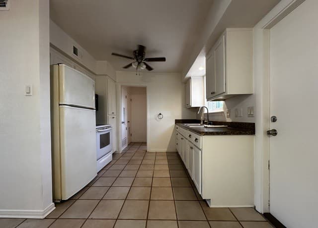 2-bedroom rental at 121 W Silver Sands Dr Unit 121 in San Antonio, TX — photo 4