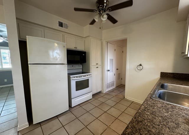 2-bedroom rental at 121 W Silver Sands Dr Unit 121 in San Antonio, TX — photo 5