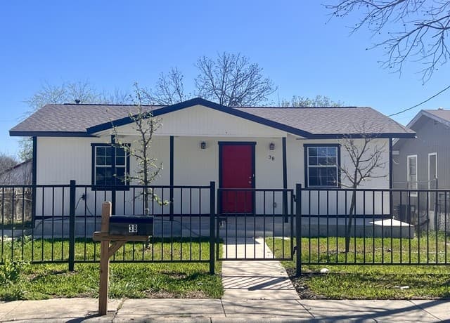 4-bedroom rental at 38 Carlota in San Antonio, TX — photo 1