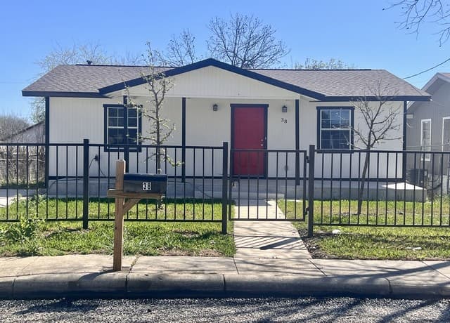 4-bedroom rental at 38 Carlota in San Antonio, TX — photo 2