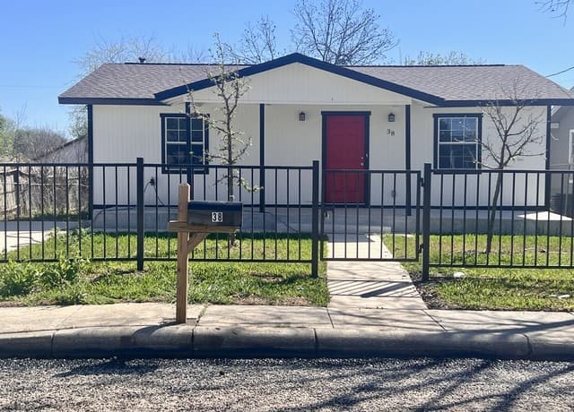 4-bedroom rental at 38 Carlota in San Antonio, TX — photo 3