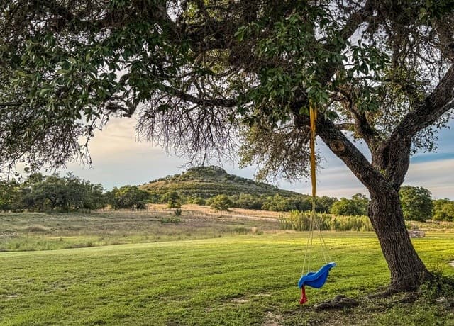 2-bedroom rental at 3513 N Us Highway 281 in Blanco, TX — photo 3