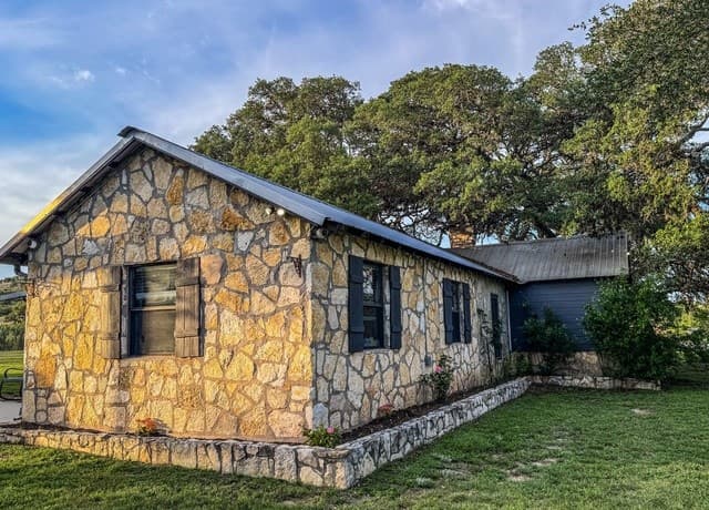 2-bedroom rental at 3513 N Us Highway 281 in Blanco, TX — photo 4