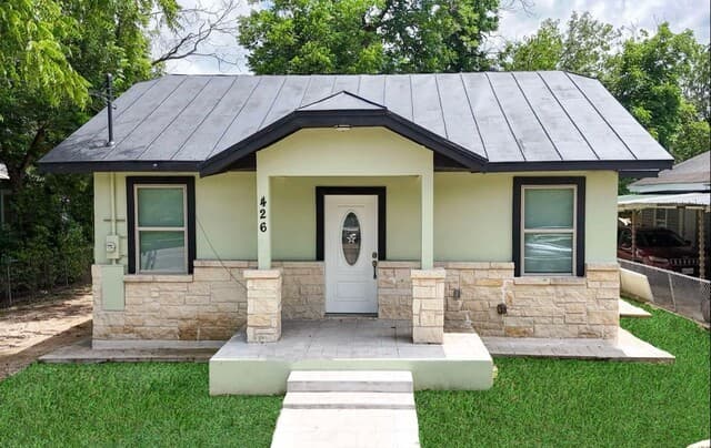 3-bedroom rental at 426 Buckingham in San Antonio, TX — photo 1