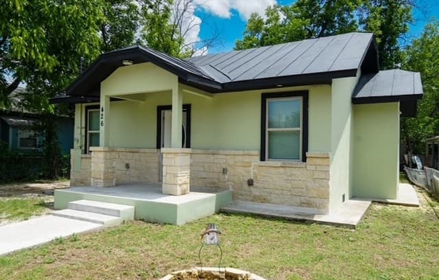 3-bedroom rental at 426 Buckingham in San Antonio, TX — photo 2