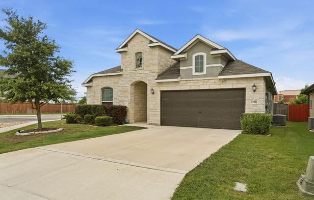 3-bedroom rental at 12702 Emmitt Pass in San Antonio, TX — photo 3
