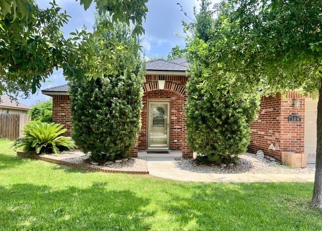 Home for sale at 308 Bunker Hill in Pleasanton, TX — photo 2