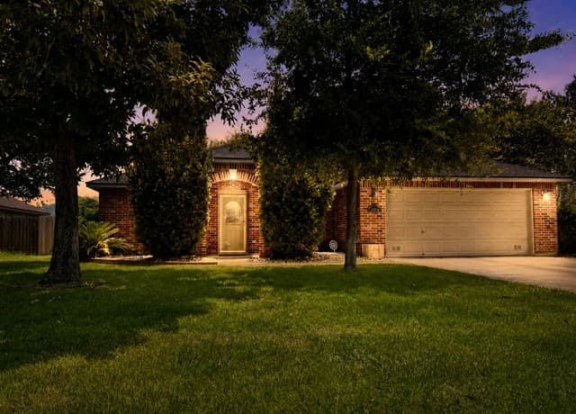 Home for sale at 308 Bunker Hill in Pleasanton, TX — photo 4