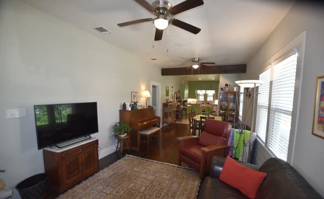 3-bedroom rental at 1630 W Craig in San Antonio, TX — photo 2