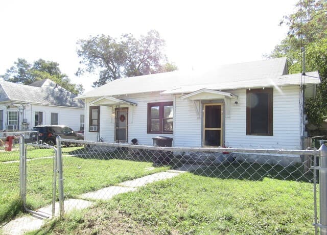 2-bedroom rental at 134 Gladstone in San Antonio, TX — photo 2