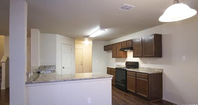 4-bedroom rental at 7615 Millchase in San Antonio, TX — photo 5