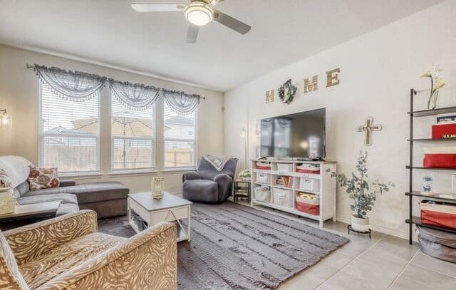 4-bedroom rental at 6519 Runaway Row in Converse, TX — photo 3