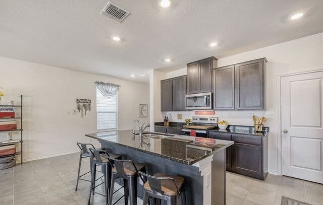 4-bedroom rental at 6519 Runaway Row in Converse, TX — photo 5
