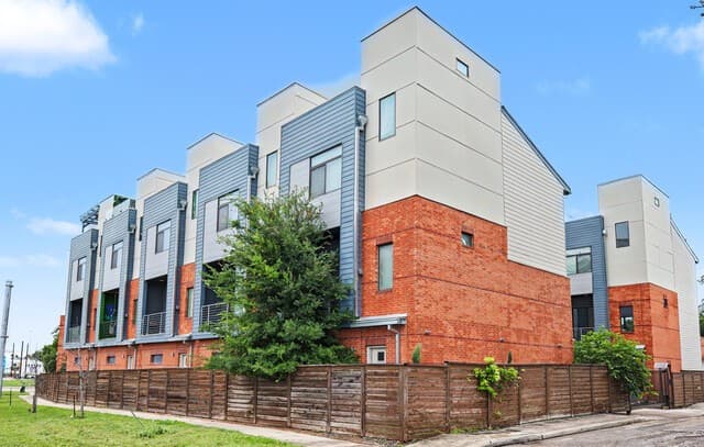 2-bedroom rental at 1606 N Hackberry Unit UNIT 102 in San Antonio, TX — photo 2