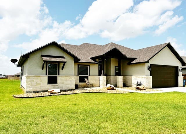 Home for sale at 1683 Vista View in Pleasanton, TX — photo 3