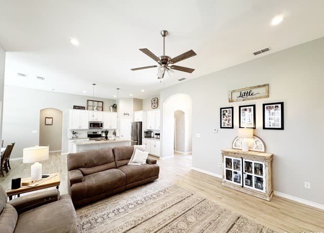 Home for sale at 1683 Vista View in Pleasanton, TX — photo 5