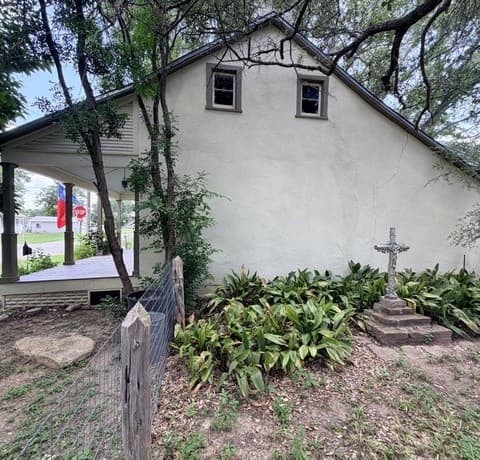 Home for sale at 413 Petersburg in Castroville, TX — photo 2