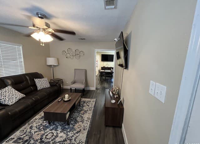 3-bedroom rental at 433 Dora St in San Antonio, TX — photo 4