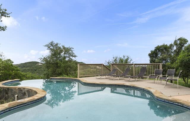 Home for sale at 1040 County Road 2720 in Mico, TX — photo 3