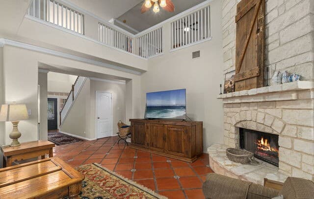 Home for sale at 1040 County Road 2720 in Mico, TX — photo 5