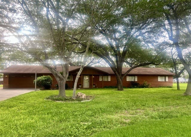 Home for sale at 902 Oakridge Dr in Pleasanton, TX — photo 1