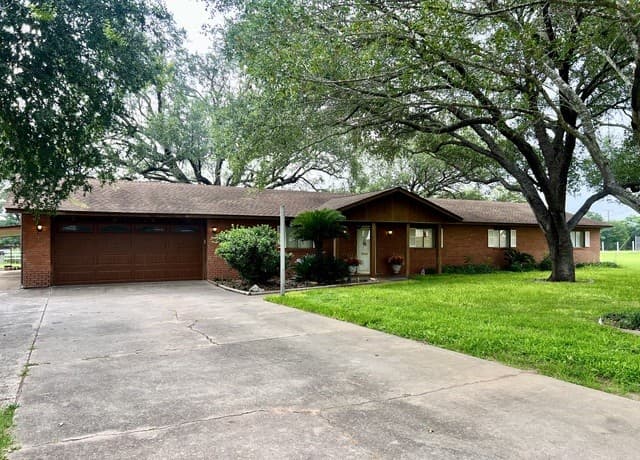 Home for sale at 902 Oakridge Dr in Pleasanton, TX — photo 2