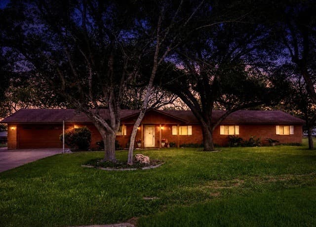 Home for sale at 902 Oakridge Dr in Pleasanton, TX — photo 3