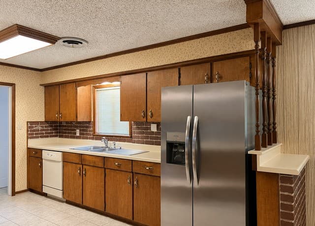 Home for sale at 902 Oakridge Dr in Pleasanton, TX — photo 4