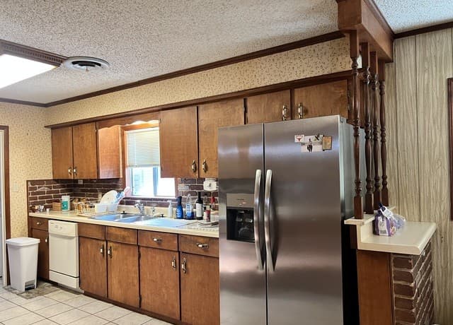 Home for sale at 902 Oakridge Dr in Pleasanton, TX — photo 5