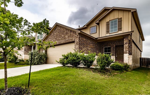 4-bedroom rental at 4242 Busbee Fields in St Hedwig, TX — photo 2