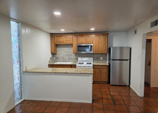1-bedroom rental at 1315 E Mulberry Ave Unit 17 in San Antonio, TX — photo 2
