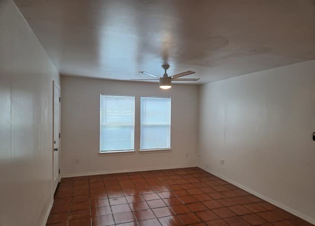 1-bedroom rental at 1315 E Mulberry Ave Unit 17 in San Antonio, TX — photo 3