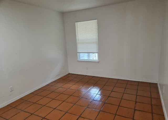 1-bedroom rental at 1315 E Mulberry Ave Unit 17 in San Antonio, TX — photo 4