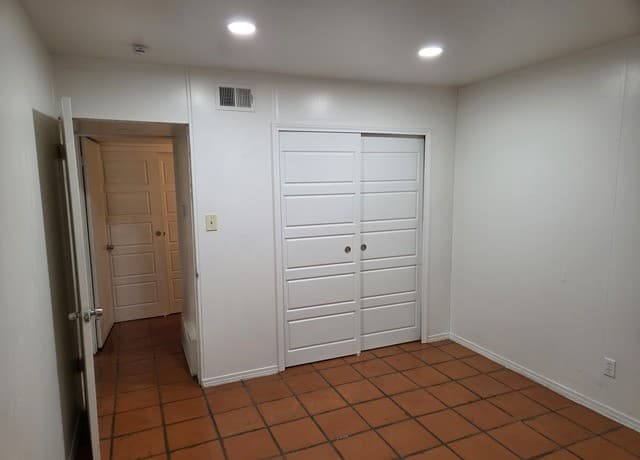 1-bedroom rental at 1315 E Mulberry Ave Unit 17 in San Antonio, TX — photo 5