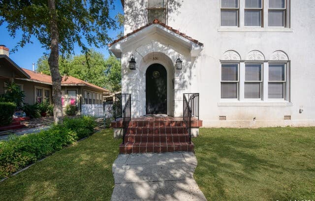 2-bedroom rental at 331 W Elsmere Pl Unit 102 in San Antonio, TX — photo 2