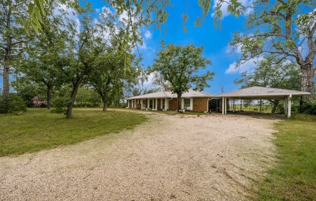 Home for sale at 4875 Mount Olive Rd in Adkins, TX — photo 2