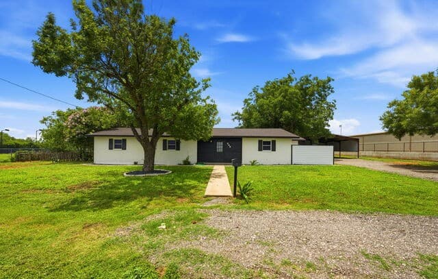 4-bedroom home for sale at 208 S State Highway 16 in Jourdanton TX