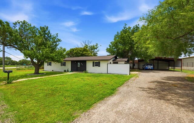 Home for sale at 208 S State Highway 16 in Jourdanton, TX — photo 2
