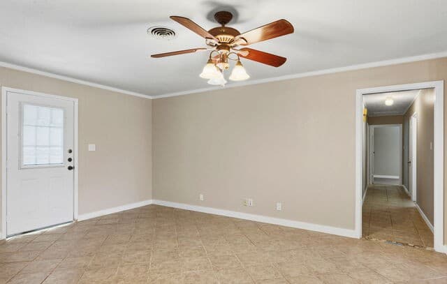 Home for sale at 208 S State Highway 16 in Jourdanton, TX — photo 4