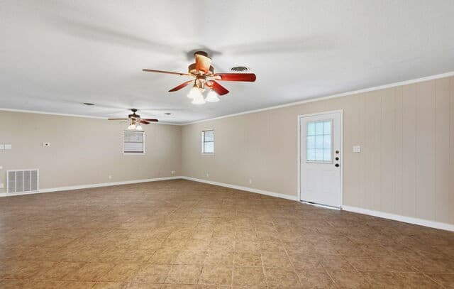 Home for sale at 208 S State Highway 16 in Jourdanton, TX — photo 5