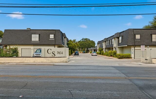 3-bedroom rental at 7834 Broadway Unit 106 in San Antonio, TX — photo 2