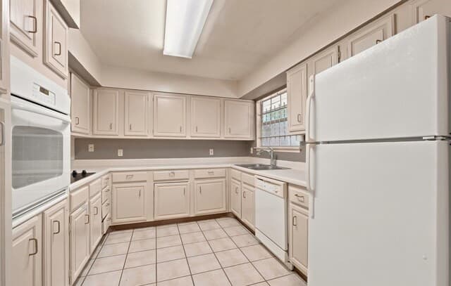 3-bedroom rental at 7834 Broadway Unit 106 in San Antonio, TX — photo 3