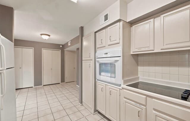 3-bedroom rental at 7834 Broadway Unit 106 in San Antonio, TX — photo 4