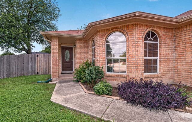 Home for sale at 2018 Budding Blvd in San Antonio, TX — photo 4