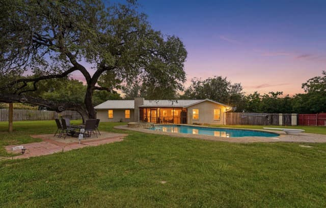 Home for sale at 111 Deer Run in Pleasanton, TX — photo 4