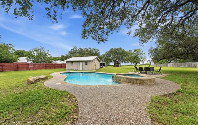 Home for sale at 111 Deer Run in Pleasanton, TX — photo 5